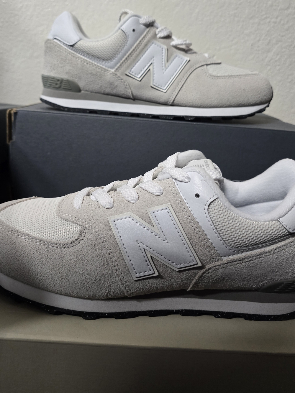 New Balance Unisex Classic Beige/White Sneaker